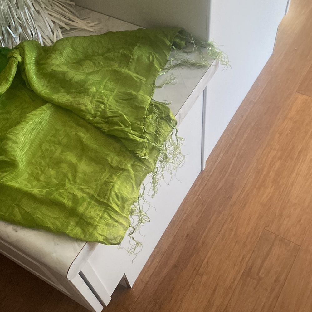 Beautiful green silk scarf from Hong Kong! - Picture 4 of 5